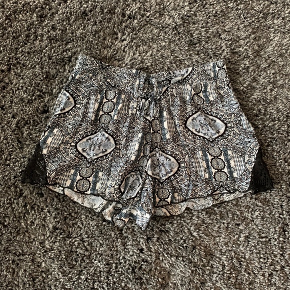 Boho Style Flowy Patterned Shorts Size Medium - Picture 8 of 8